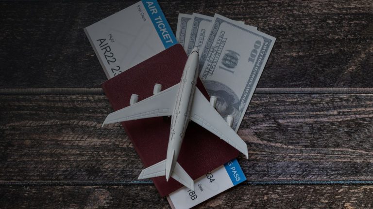 Como se preparar financeiramente para viajar com a alta do dólar?