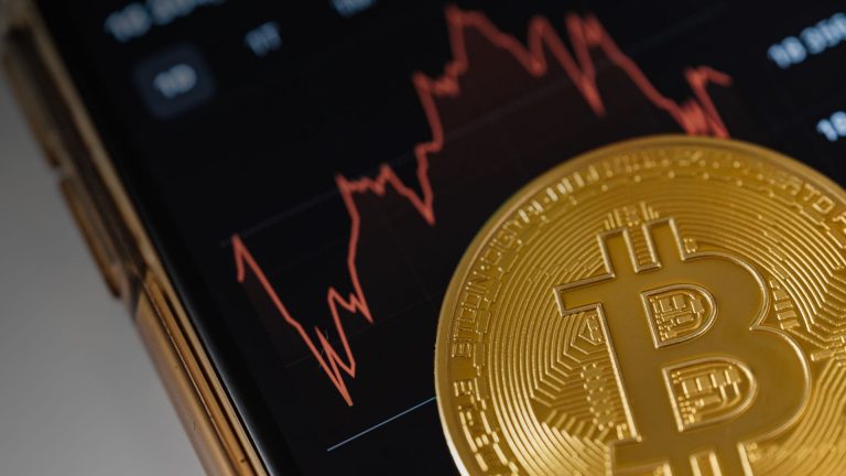 Com bitcoin em queda, entenda se investir em criptomoedas vale a pena